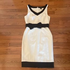 White House Black Market s6 white dress w black border and removable bow belt